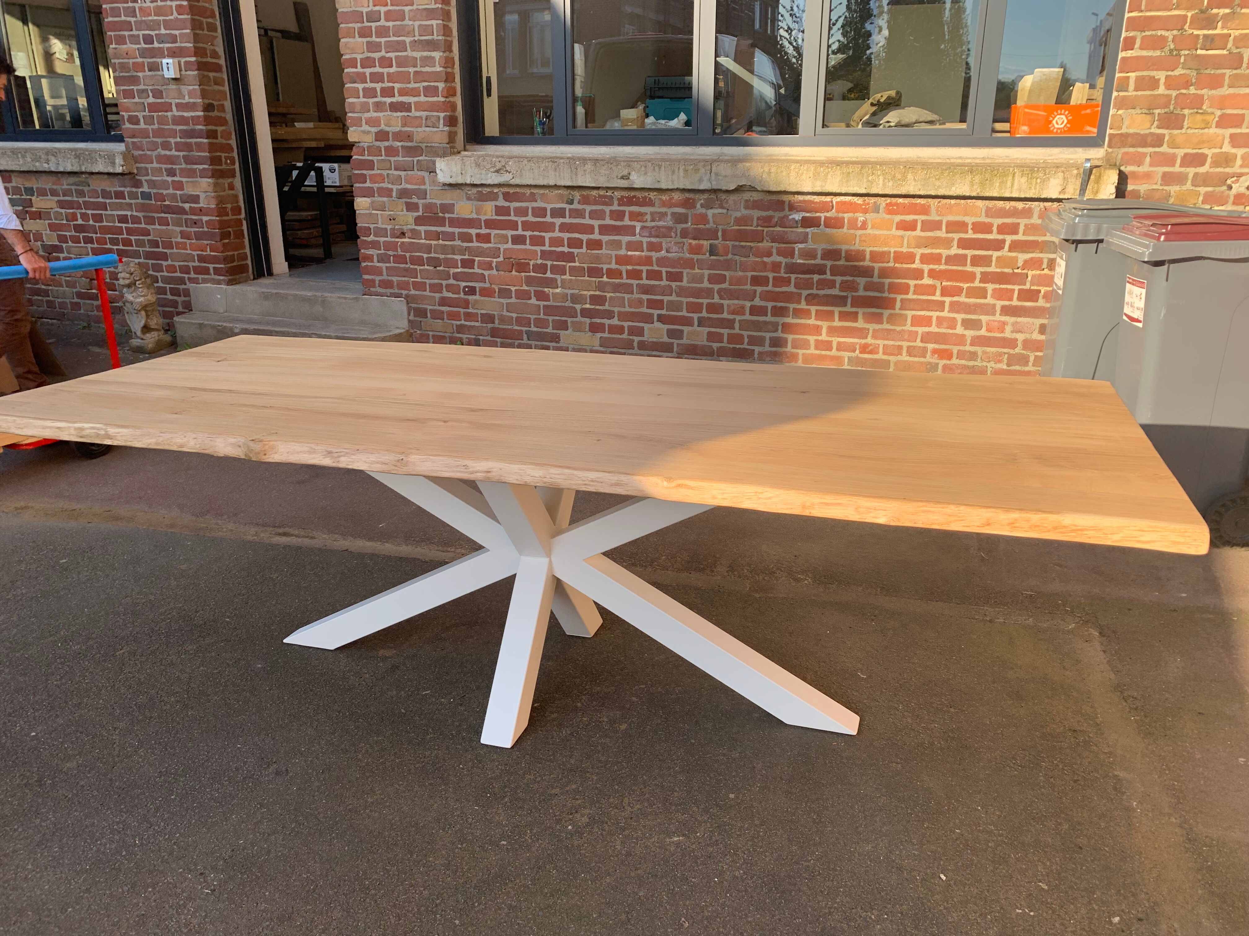 Solid oak table irregular edges with white/black central metal foot for 10 people 2m60x1m