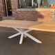 Table en chêne massif bords irréguliers avec pied métal central blanc/noir pour 10 personnes 2m60x1m