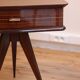Table d’appoint 1950 en acajou et laiton