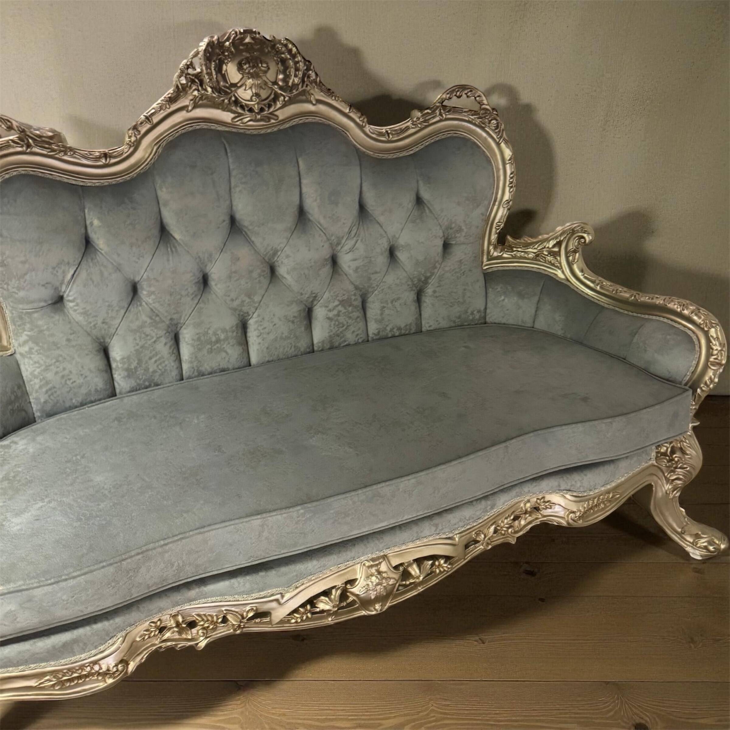 Un canapé bleu clair doux et argenté capitonné en bois d'hêtre Style Louis