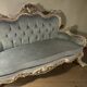 Un canapé bleu clair doux et argenté capitonné en bois d'hêtre Style Louis