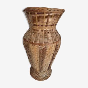 Vase en bambou tressé