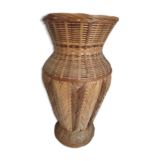 Vase en bambou tressé