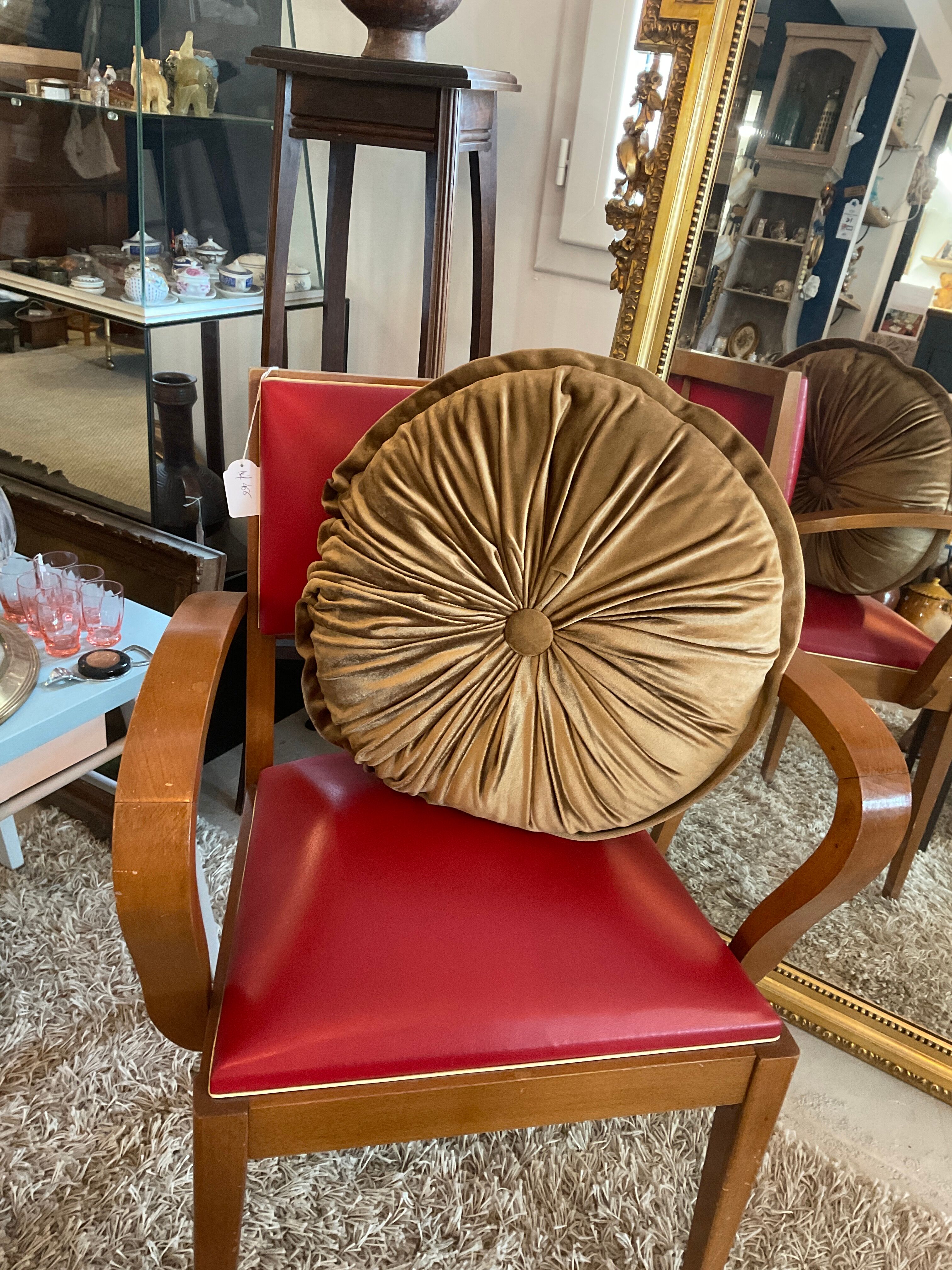 Round cushion in bronze velvet