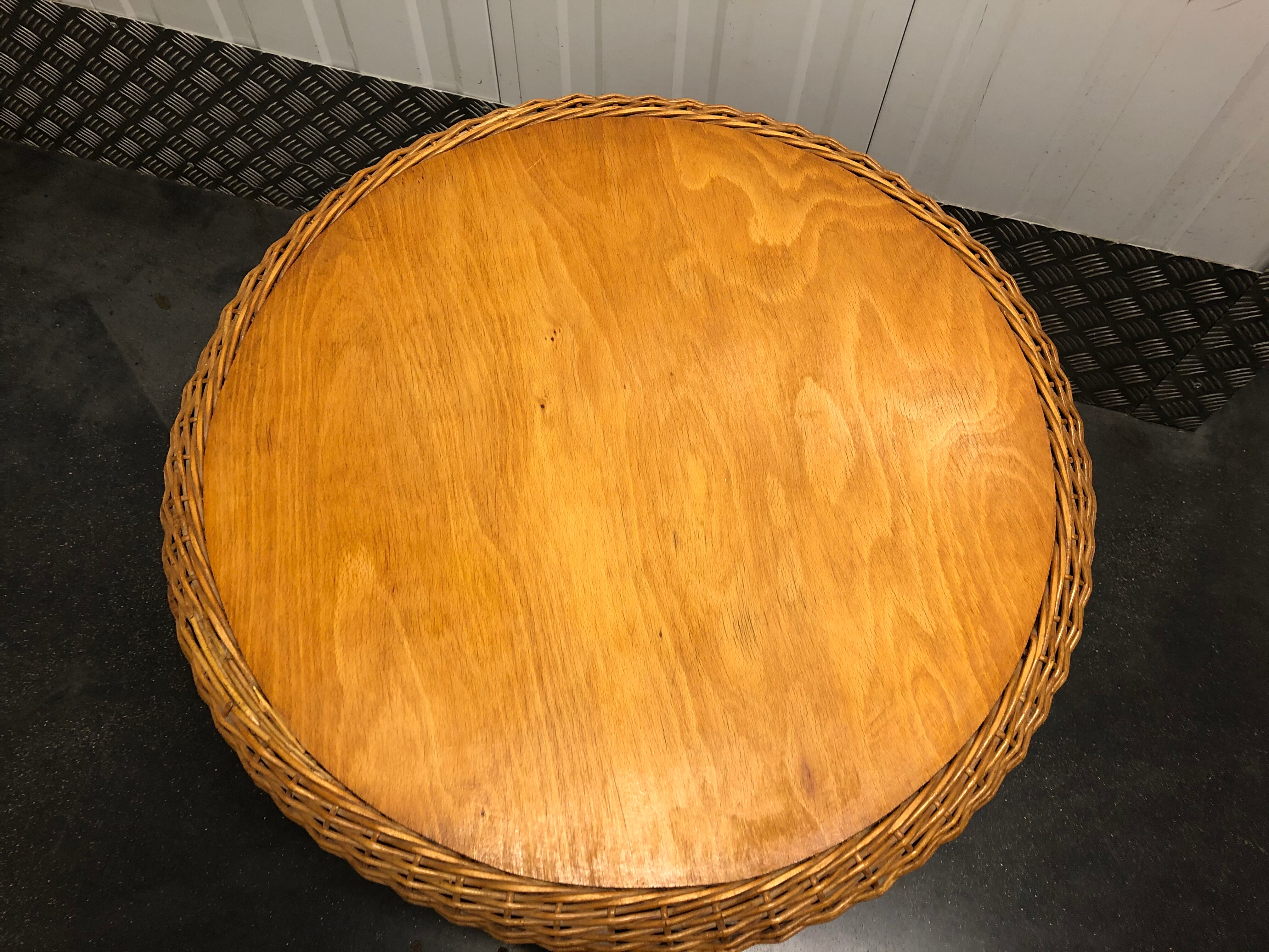 Round coffee table in rattan and varnished wood around 1960