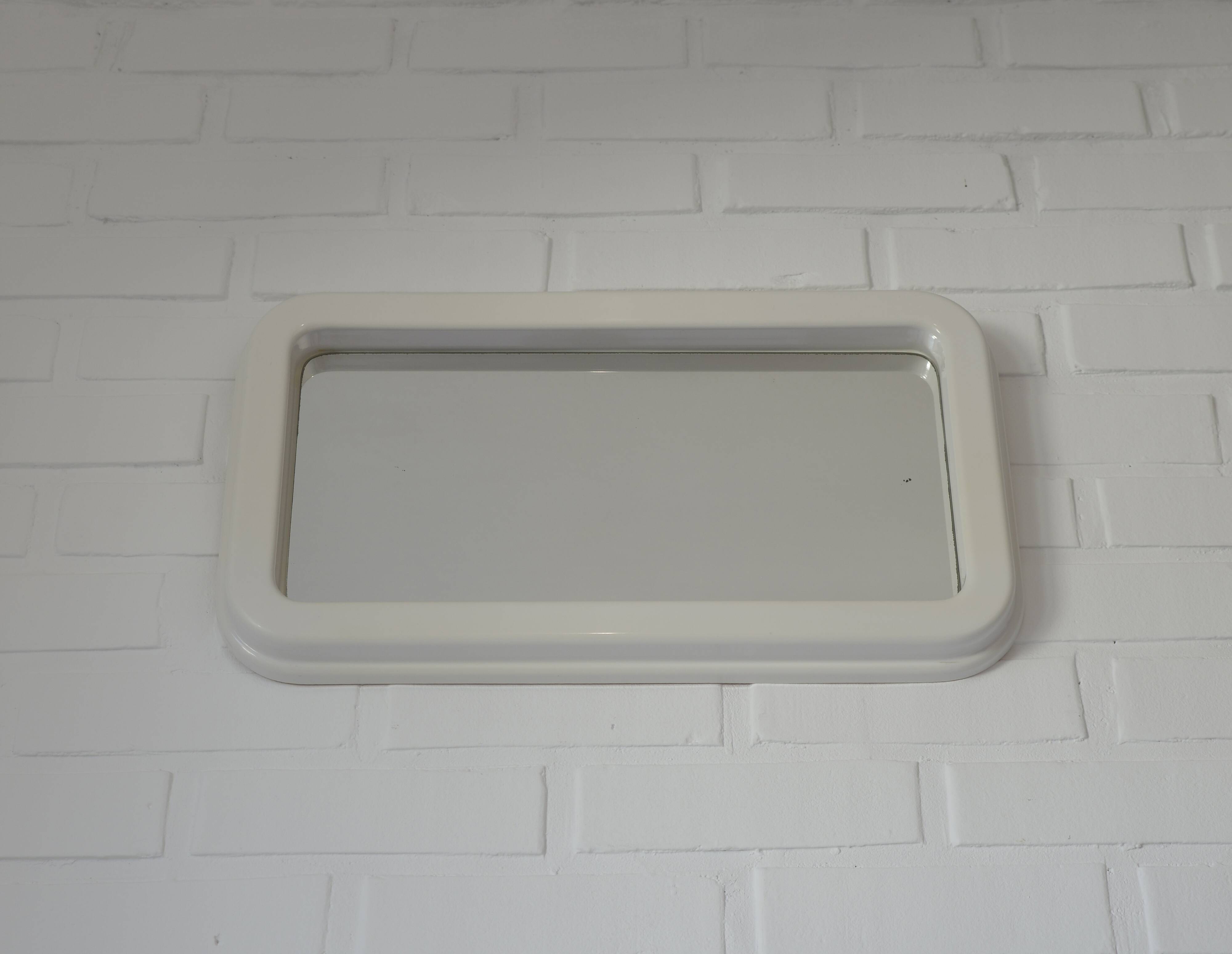 Miroir mural en plastique blanc style Space Age vintage Mid-Century Modern (MCM), Yougoslavie, années 1970