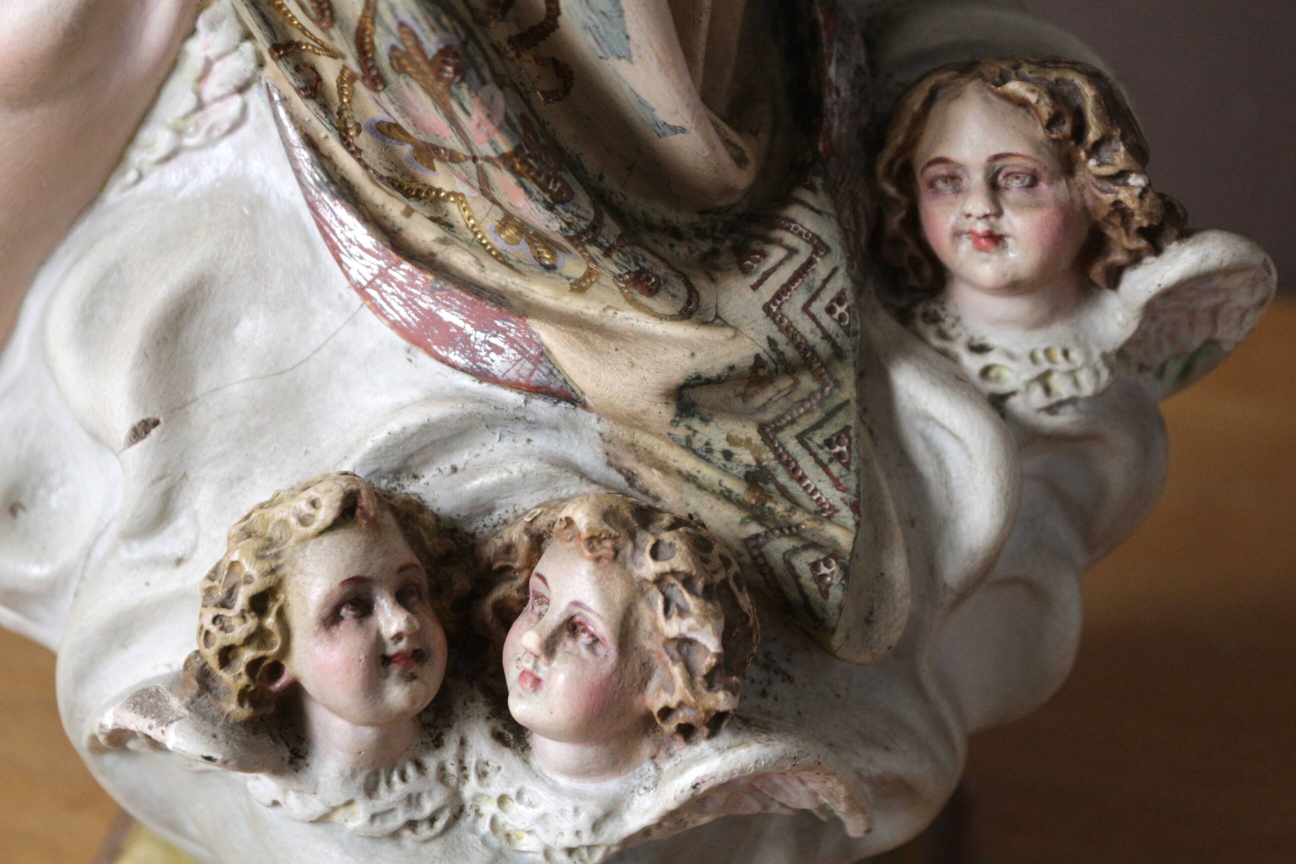 Plaster statuette of the Virgin of Olot with glass eyes. Early 20th century.