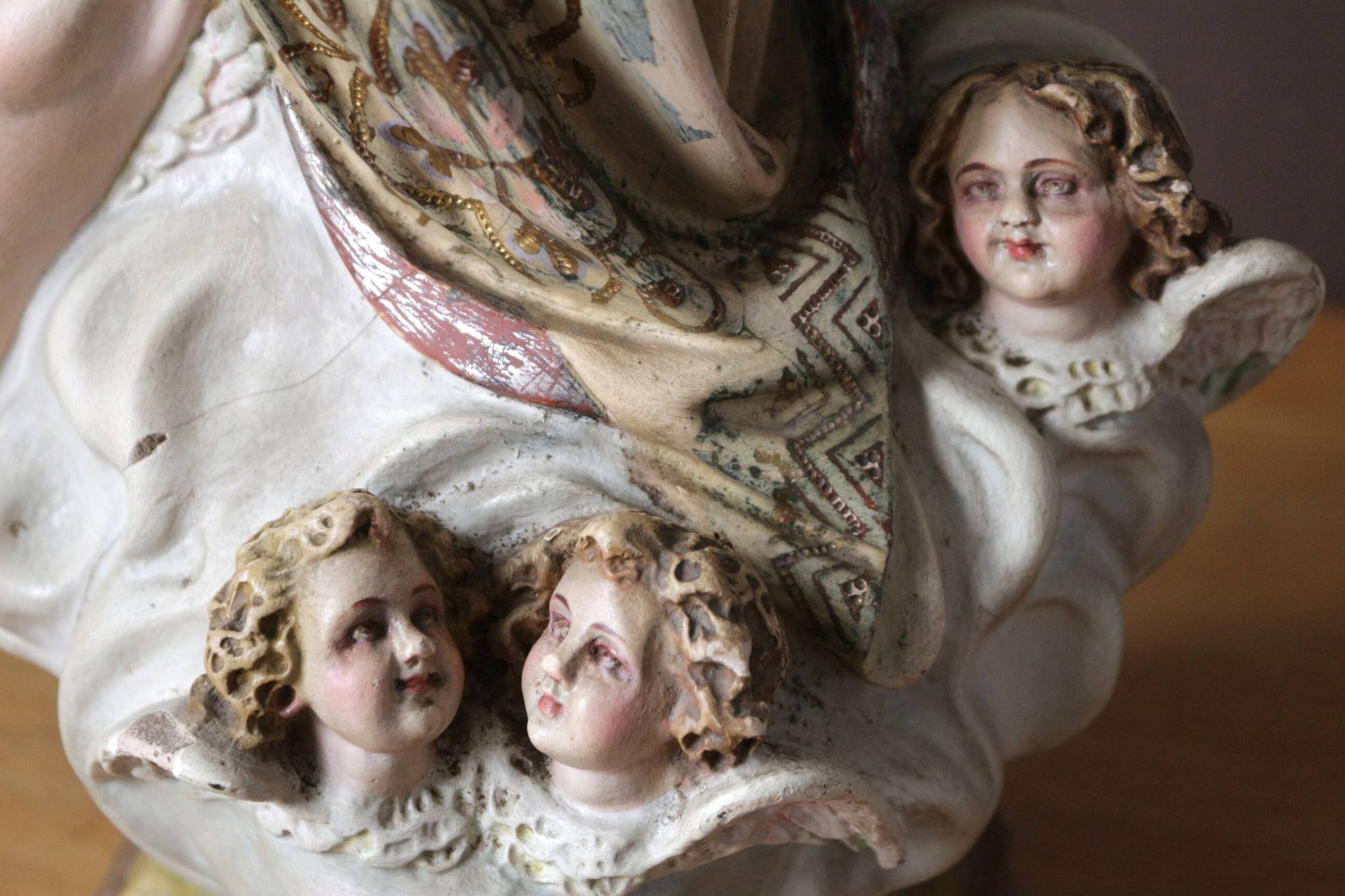 Plaster statuette of the Virgin of Olot with glass eyes. Early 20th century.