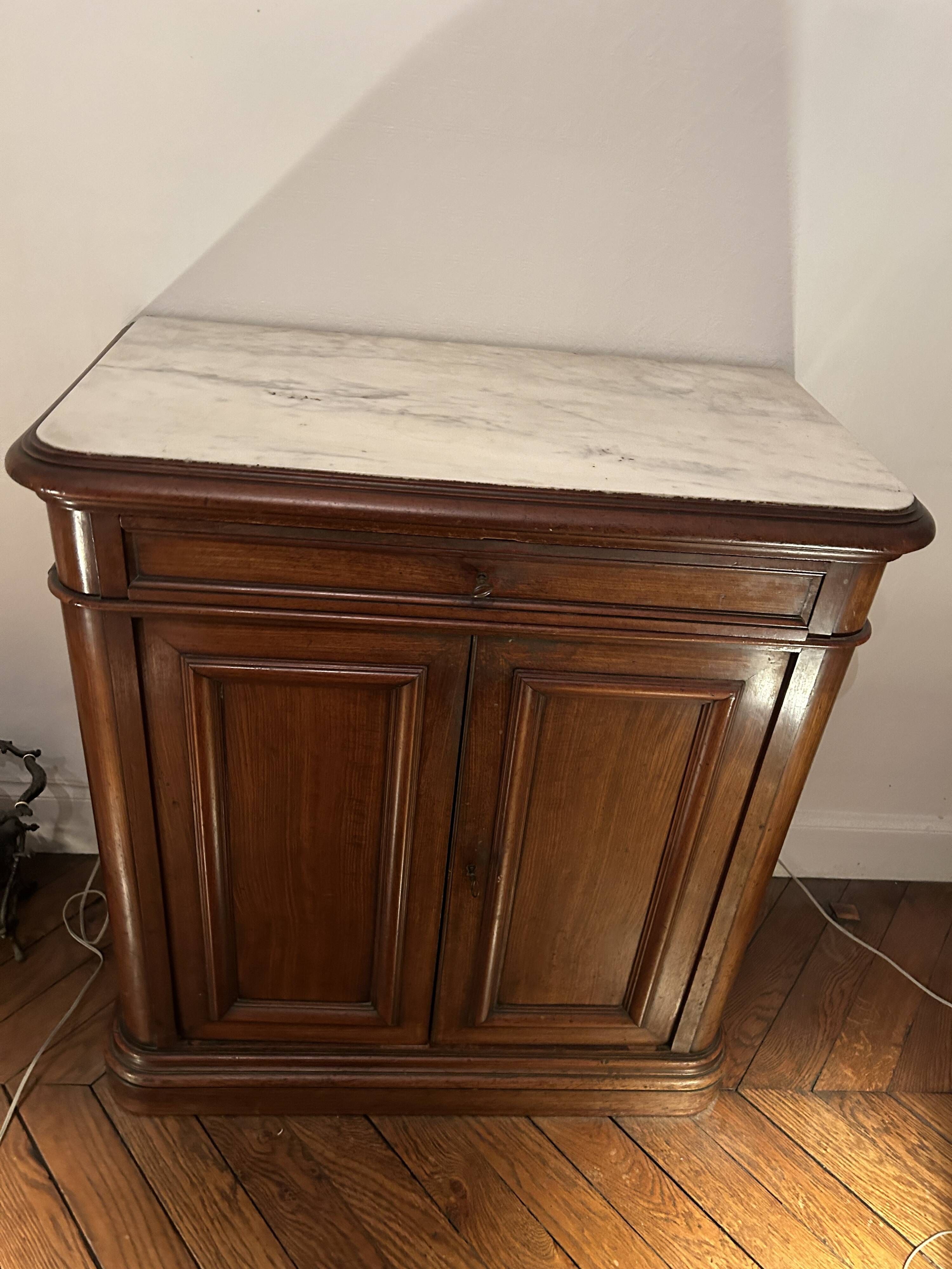 Antique wood-panelled sideboard with white marble top – Circa 1880