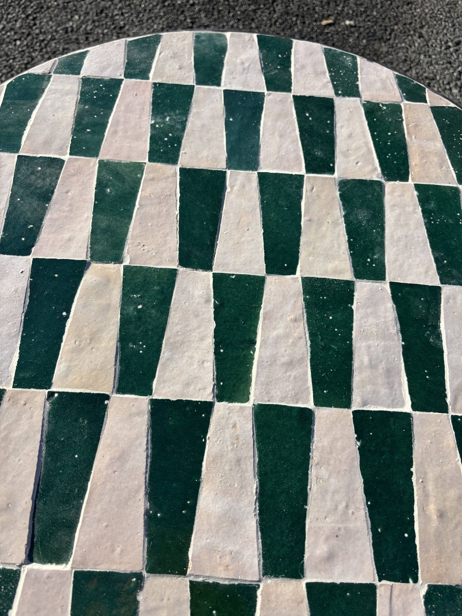 Round coffee table in green and white zellige – handcrafted Moroccan.