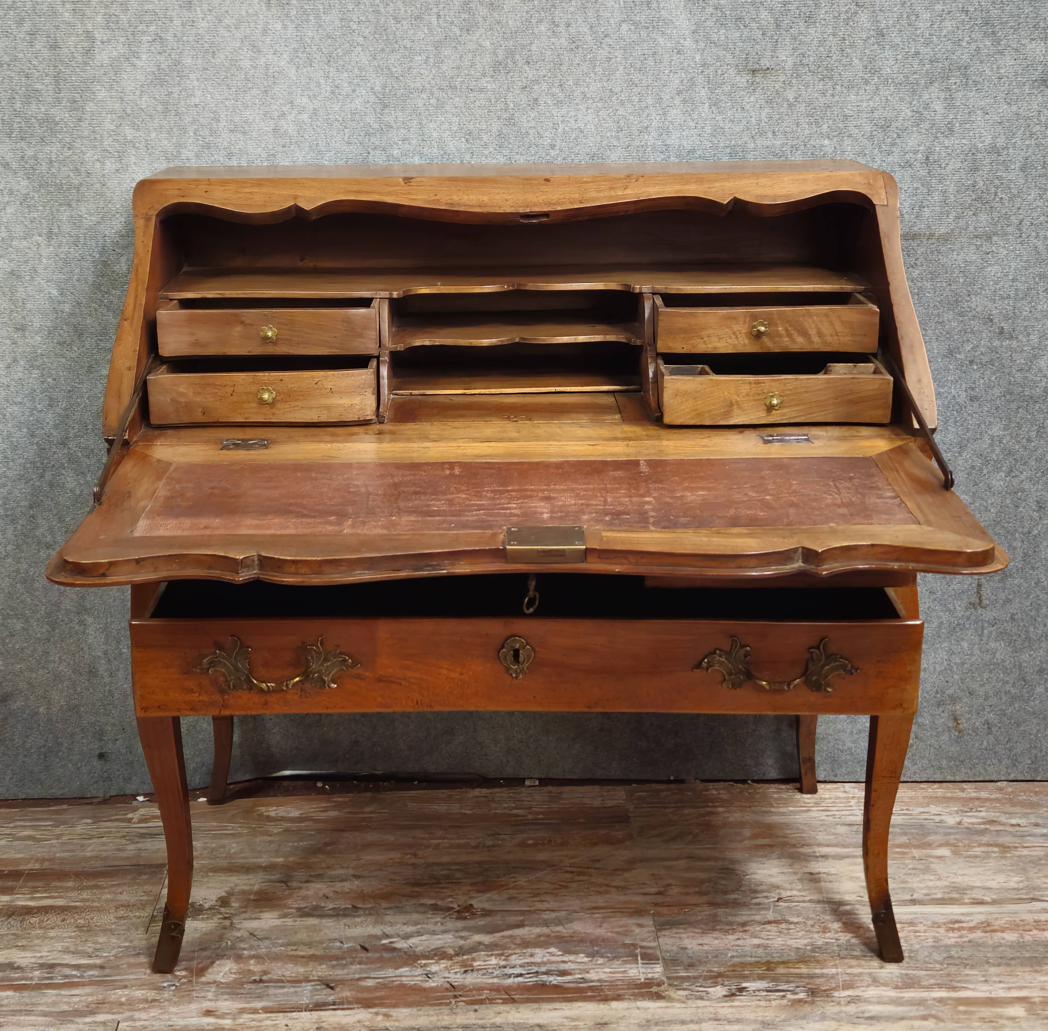 Bureau de pente - commode-scriban galbé en noyer et marquéterie – ép. LXV
