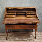 Bureau de pente - commode-scriban galbé en noyer et marquéterie – ép. LXV