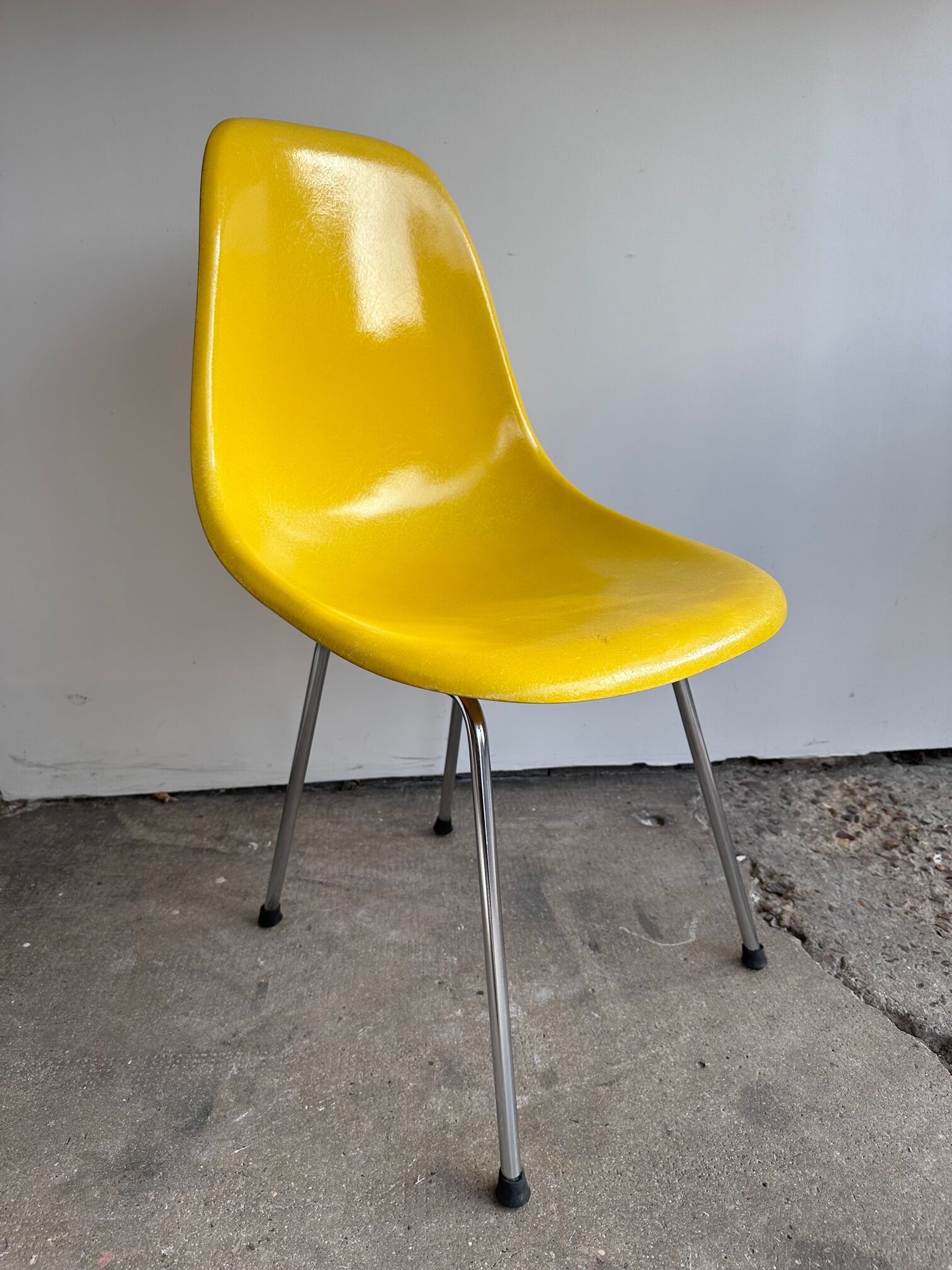 Fiberglass chairs from Ray&Charles Eames for Herman Miller