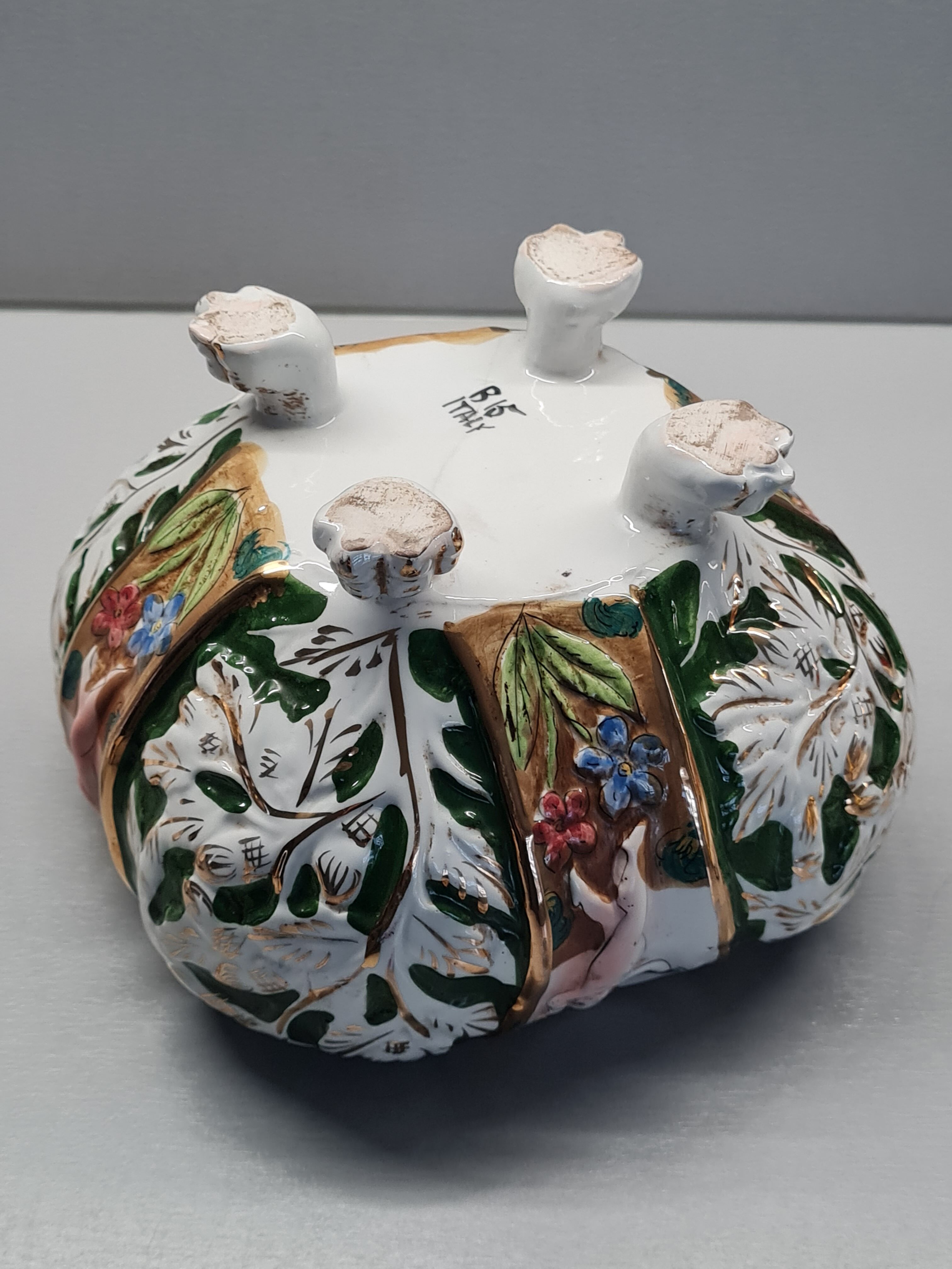Soupière sur pied de lion en céramique Italienne, style antique capodimonte