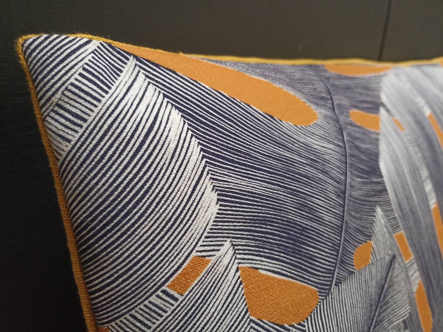 Floral pattern cushion 30x50cm