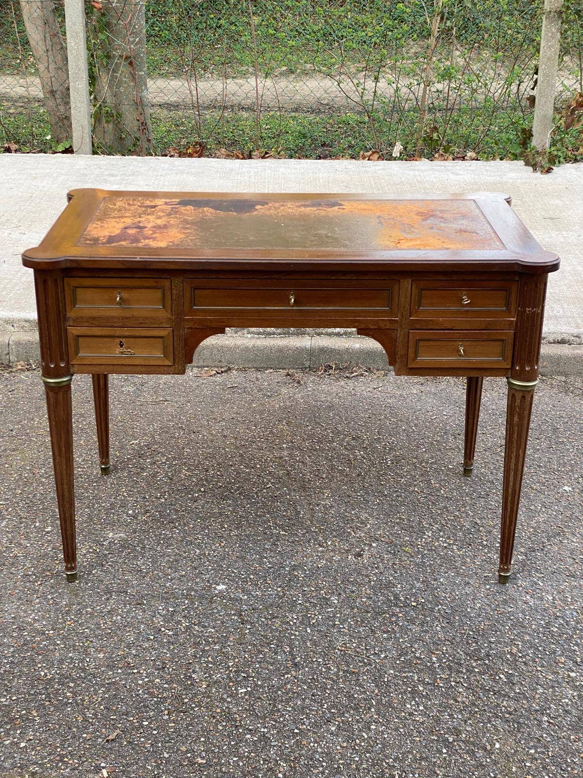 Louis XVI desk in solid wood and leather from the 20th century.