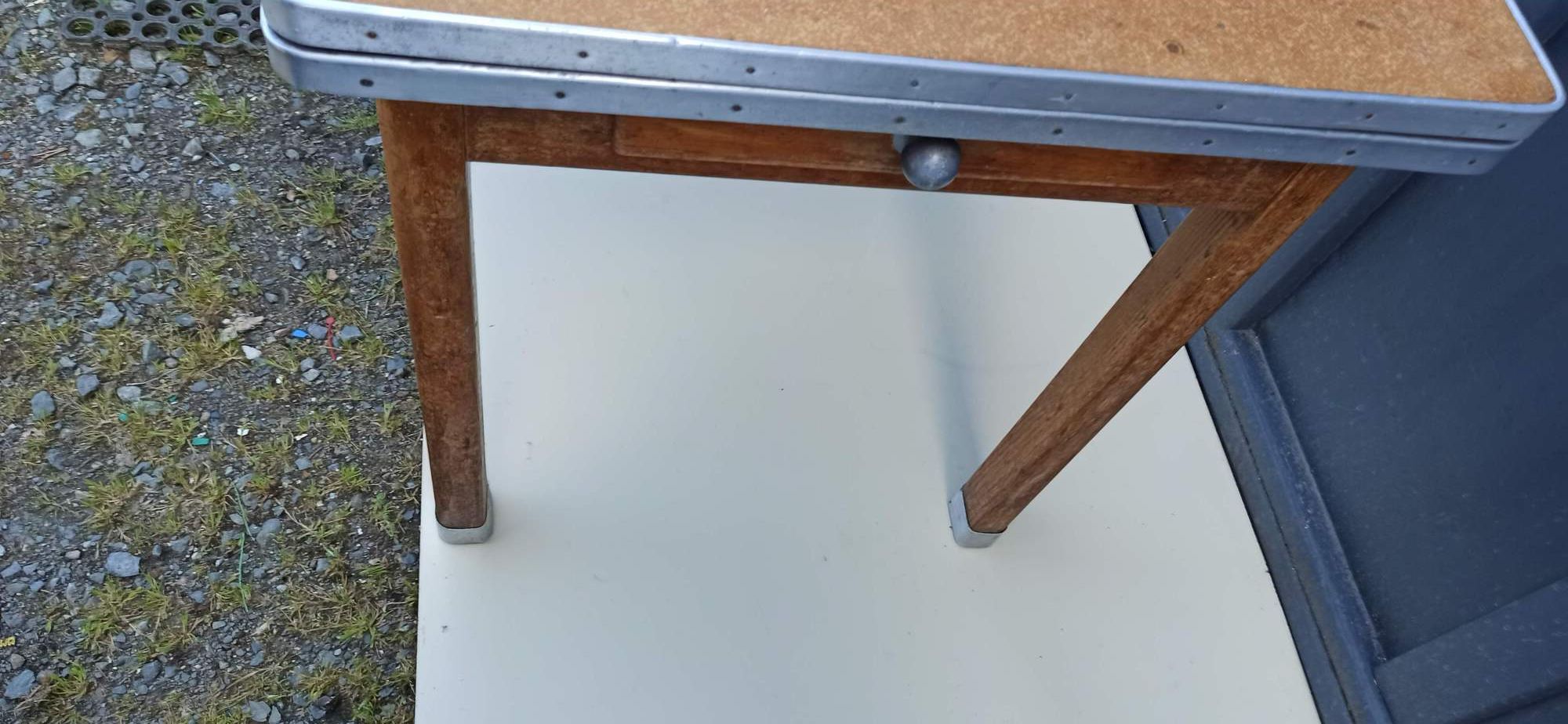 Table "Mado" aluminum turn with 2 extension cords
