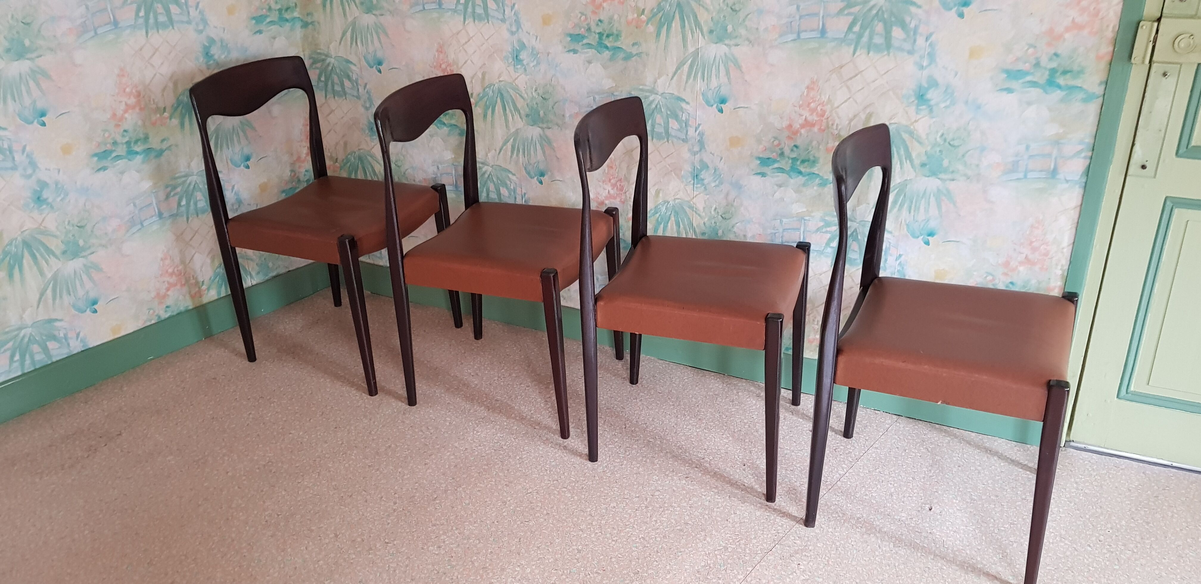 Suite de 4 chaises Moller