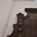 Une paire de frontons de porte très anciens