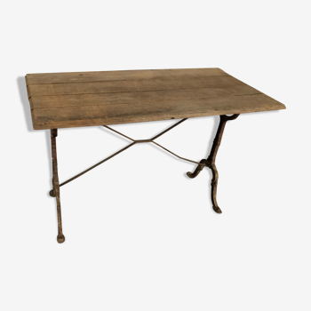 Table de bistrot ancienne avec pieds en fonte et plateau en bois