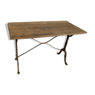 Table de bistrot ancienne avec pieds en fonte et plateau en bois