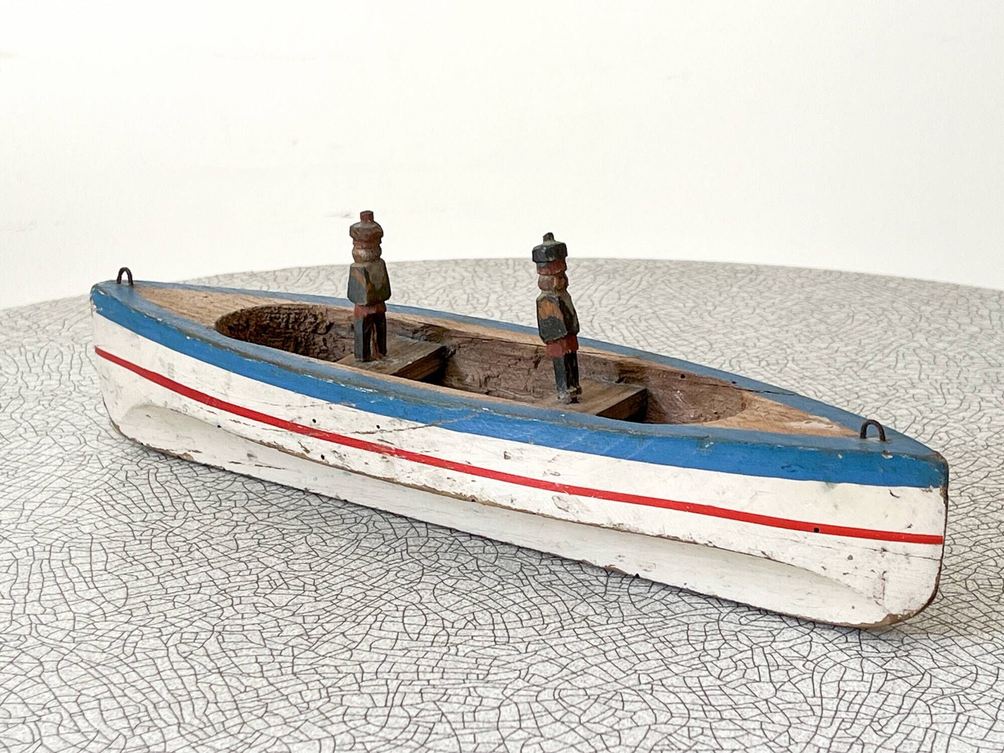 Wooden basin barque from the brand Giraud Sauveur with 2 sailors.