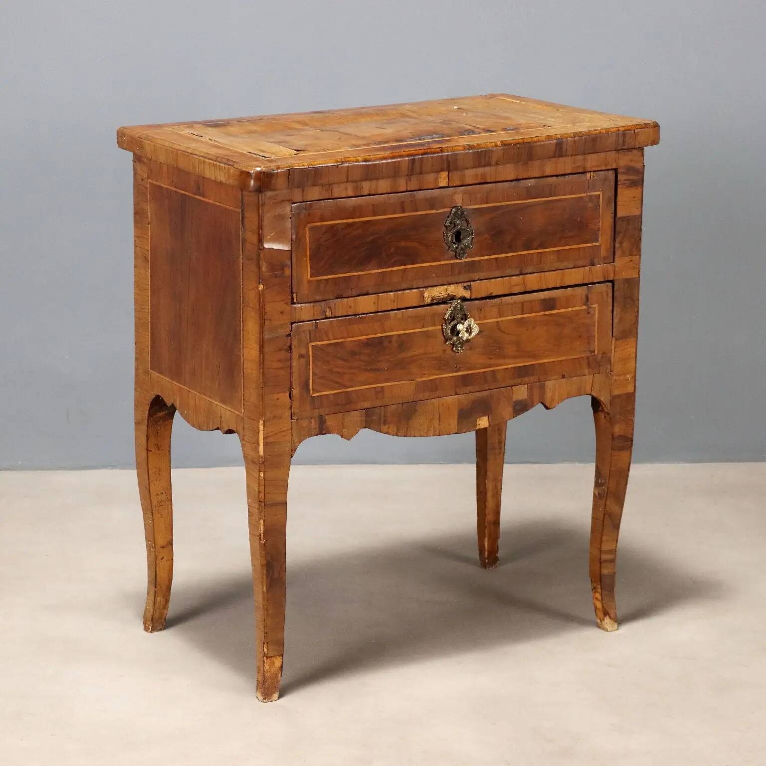 Antique baroque bedside table in walnut and maple, Italy, 18th century.