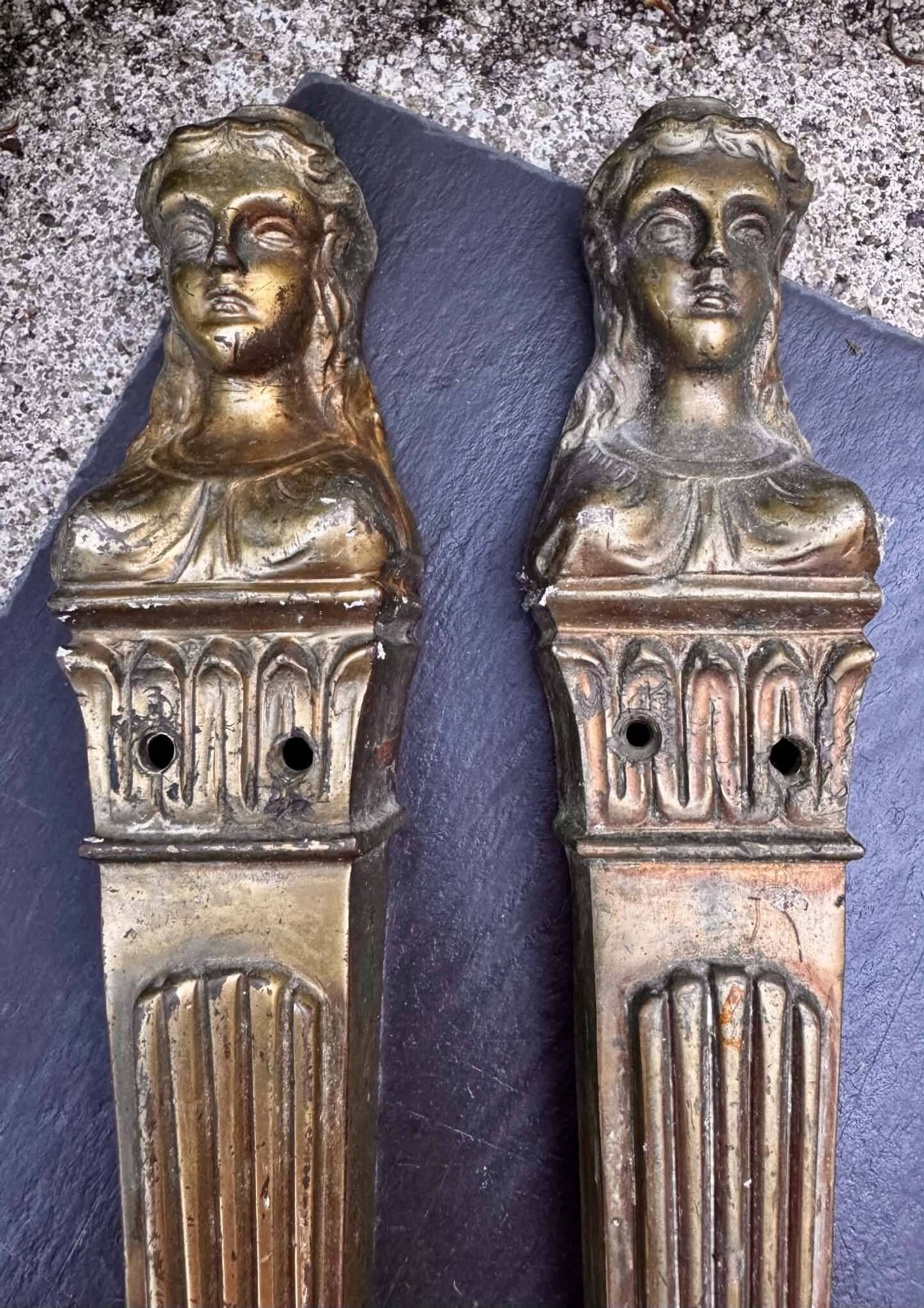 2 ornements pour meuble en bronze Art Nouveau