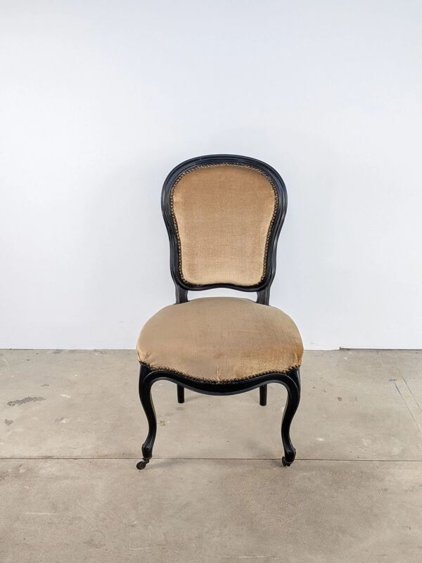 Chaise néo-classique à roulettes