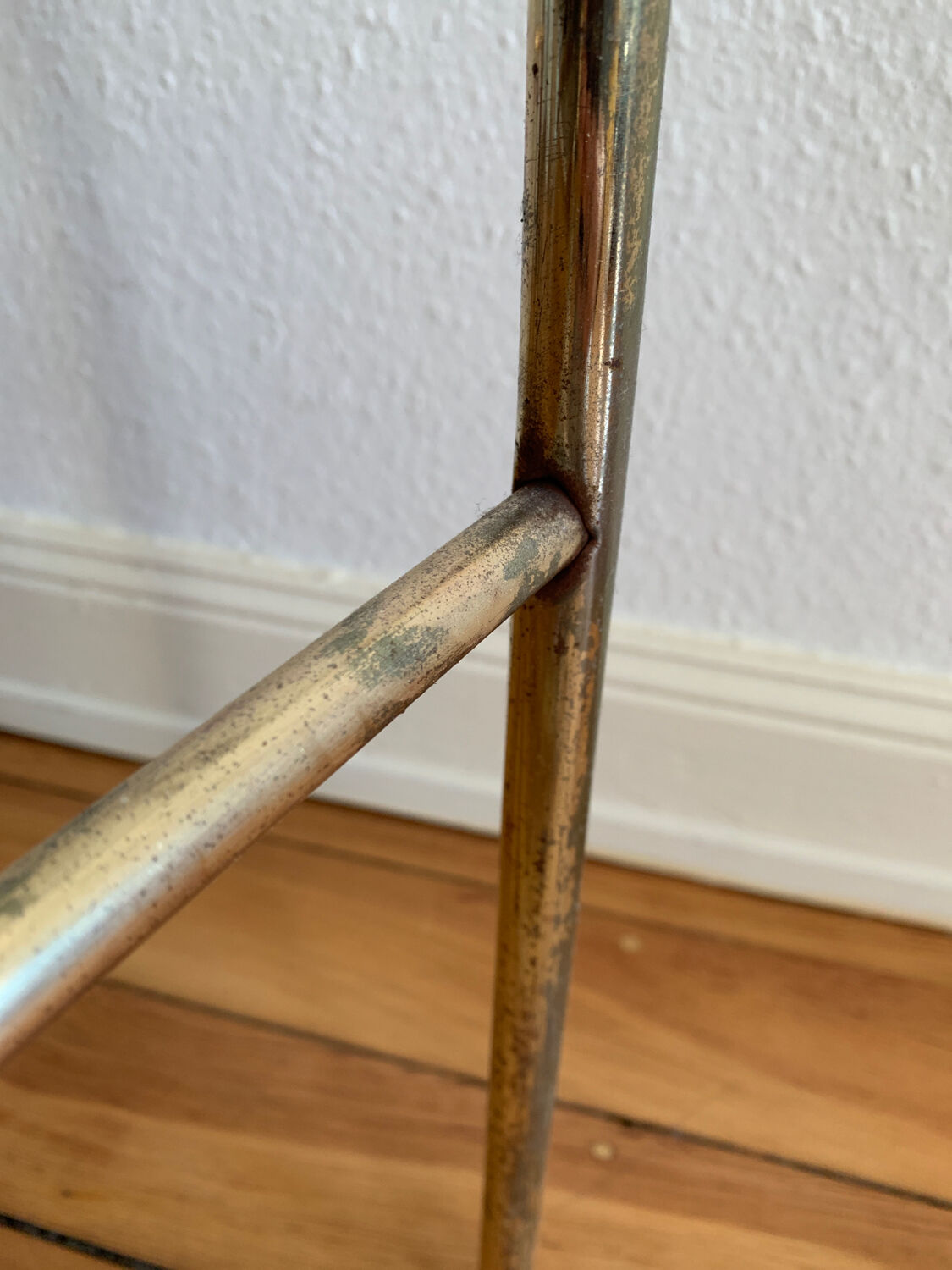 Gilded metal grid shelf in the shape of a vaulted arch