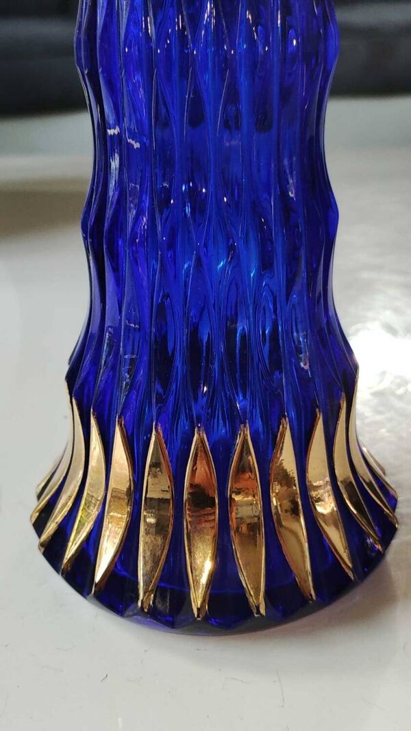 Vase Design Walther Glas, forme Graphique pointes flammées dorées. En verre d Art soufflé, bleu cobalt. Haut 25 cm