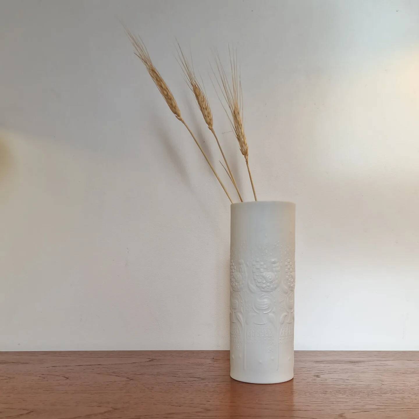Beautiful white porcelain vase by Bjørn Wiinblad from the 60s