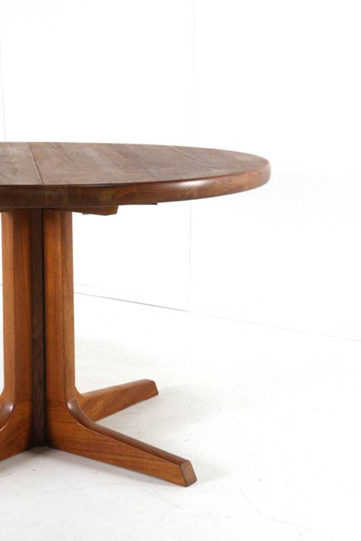 Gudme round extendable dining table 'Nabbe'