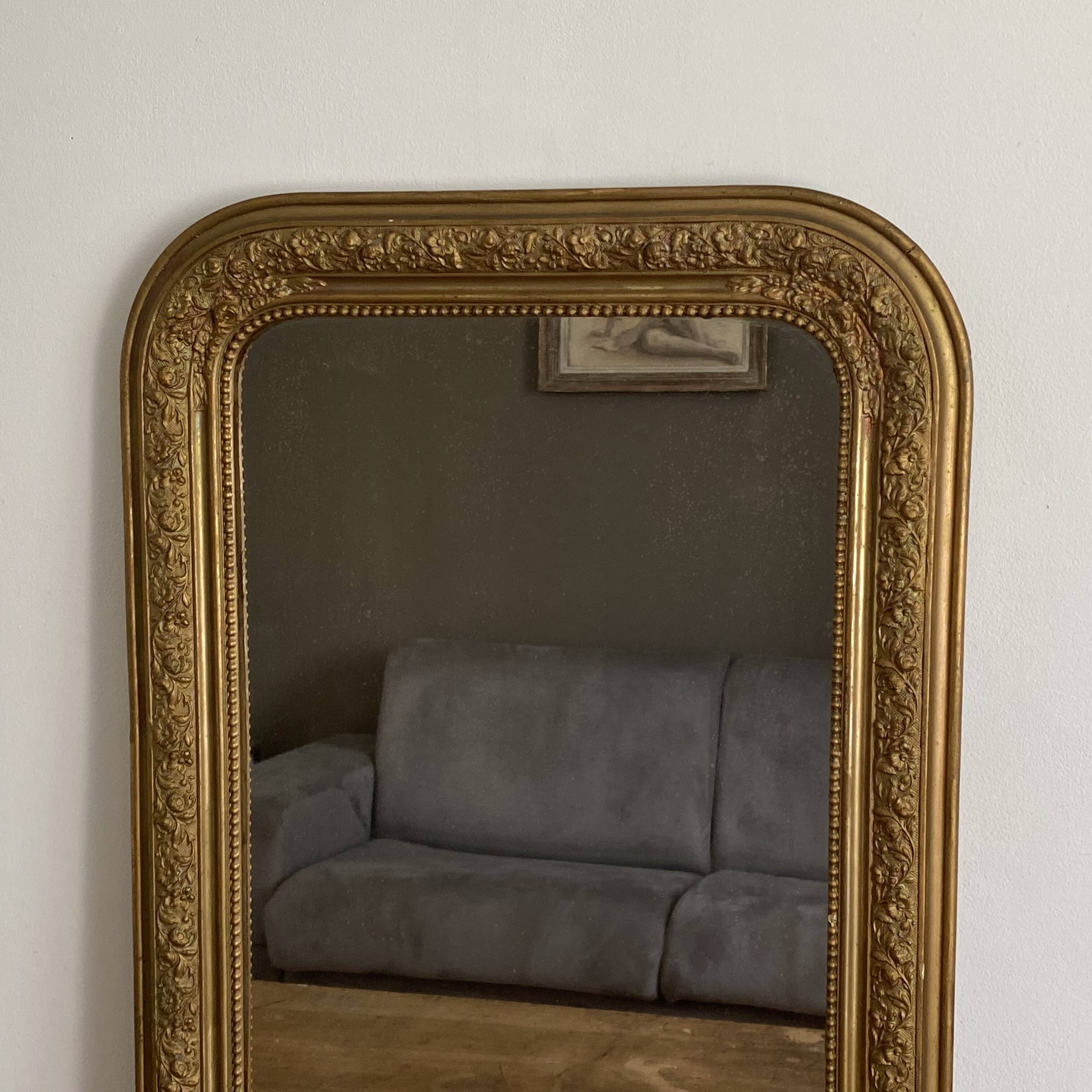 Miroir Louis Philippe fin 19ème. Doré. 75x56.