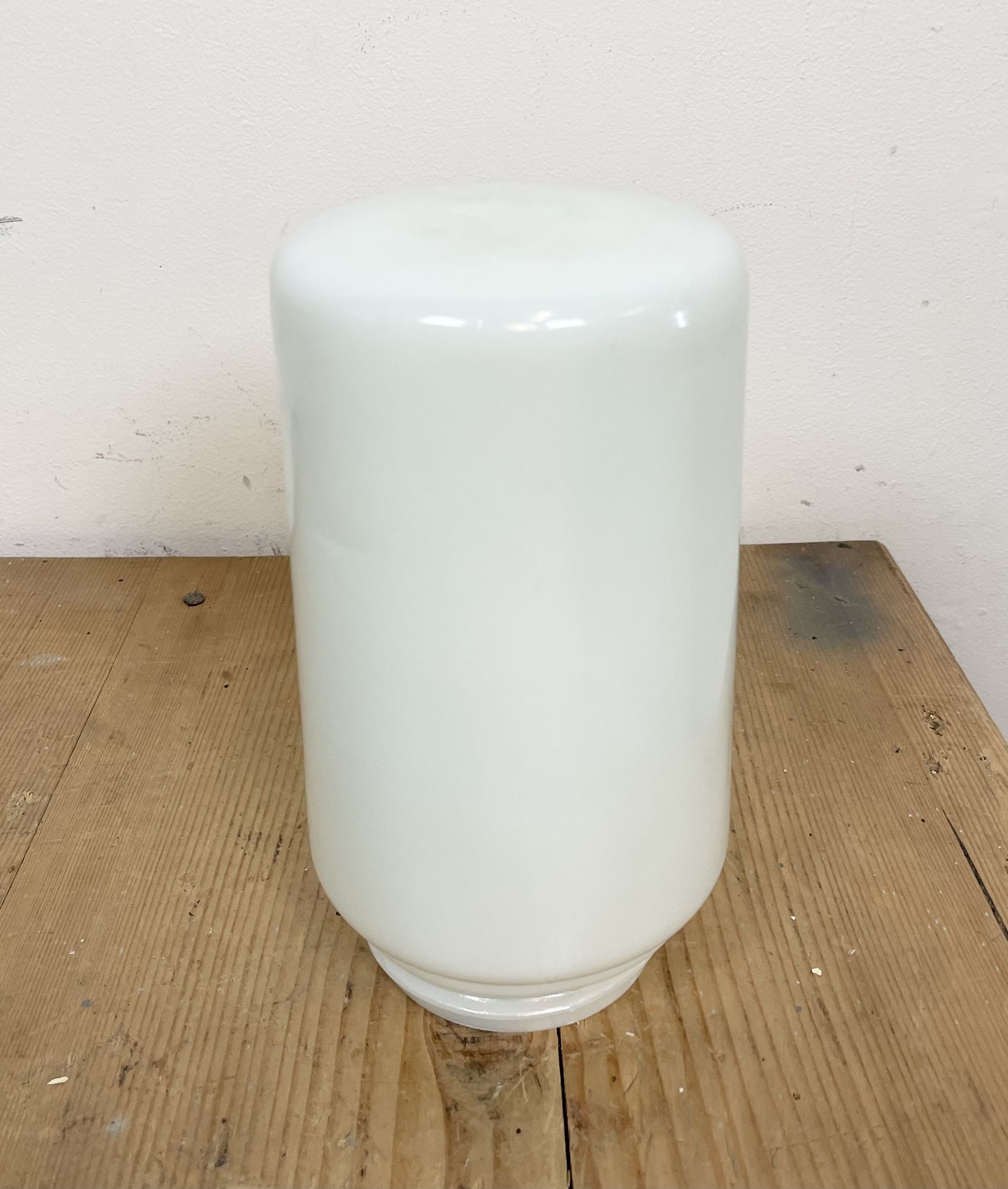 Suspension en porcelaine blanche industrielle avec verre opale, années 1970