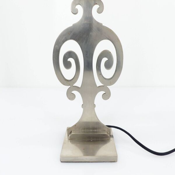 Lampe de table néoclassique en métal brossé, dans le goût Maison Charles