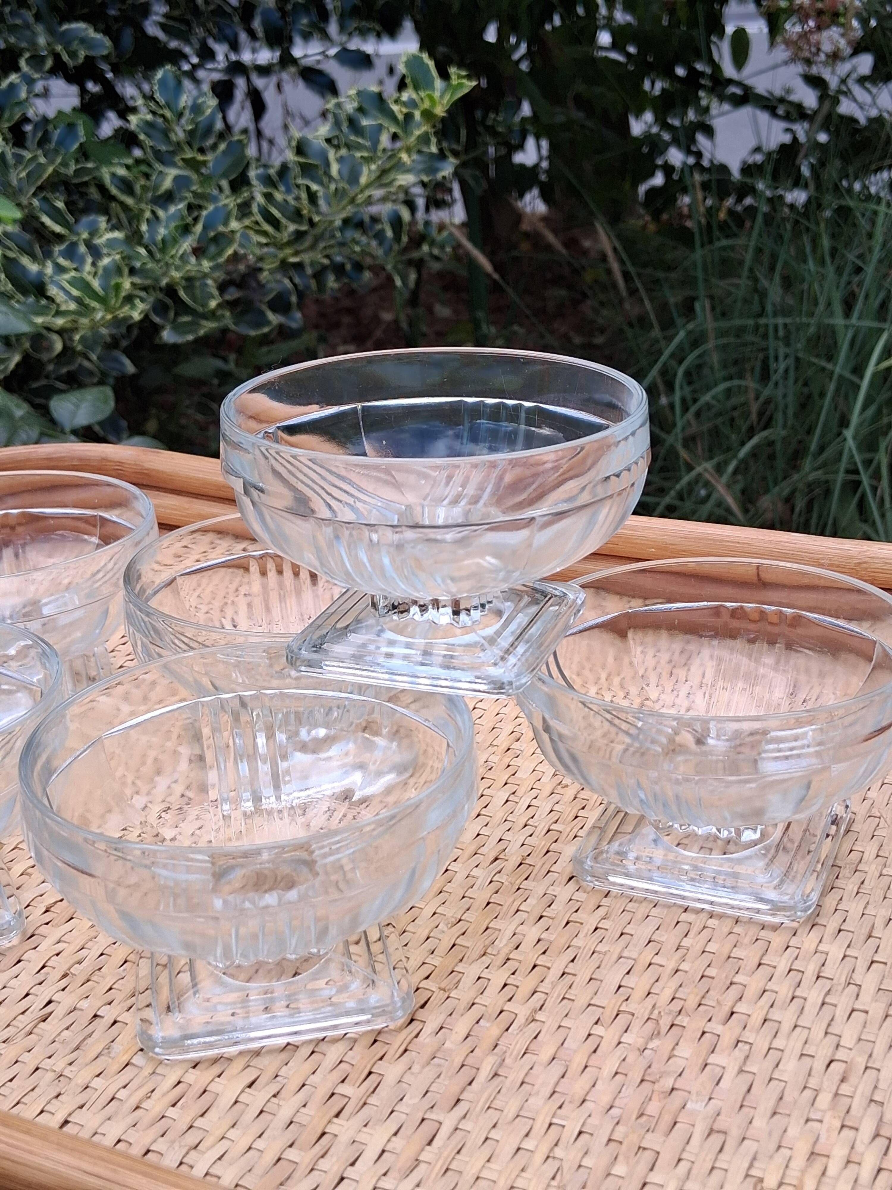 Set of 6 glass ice cream bowls or similar in Art Deco style in very good condition.