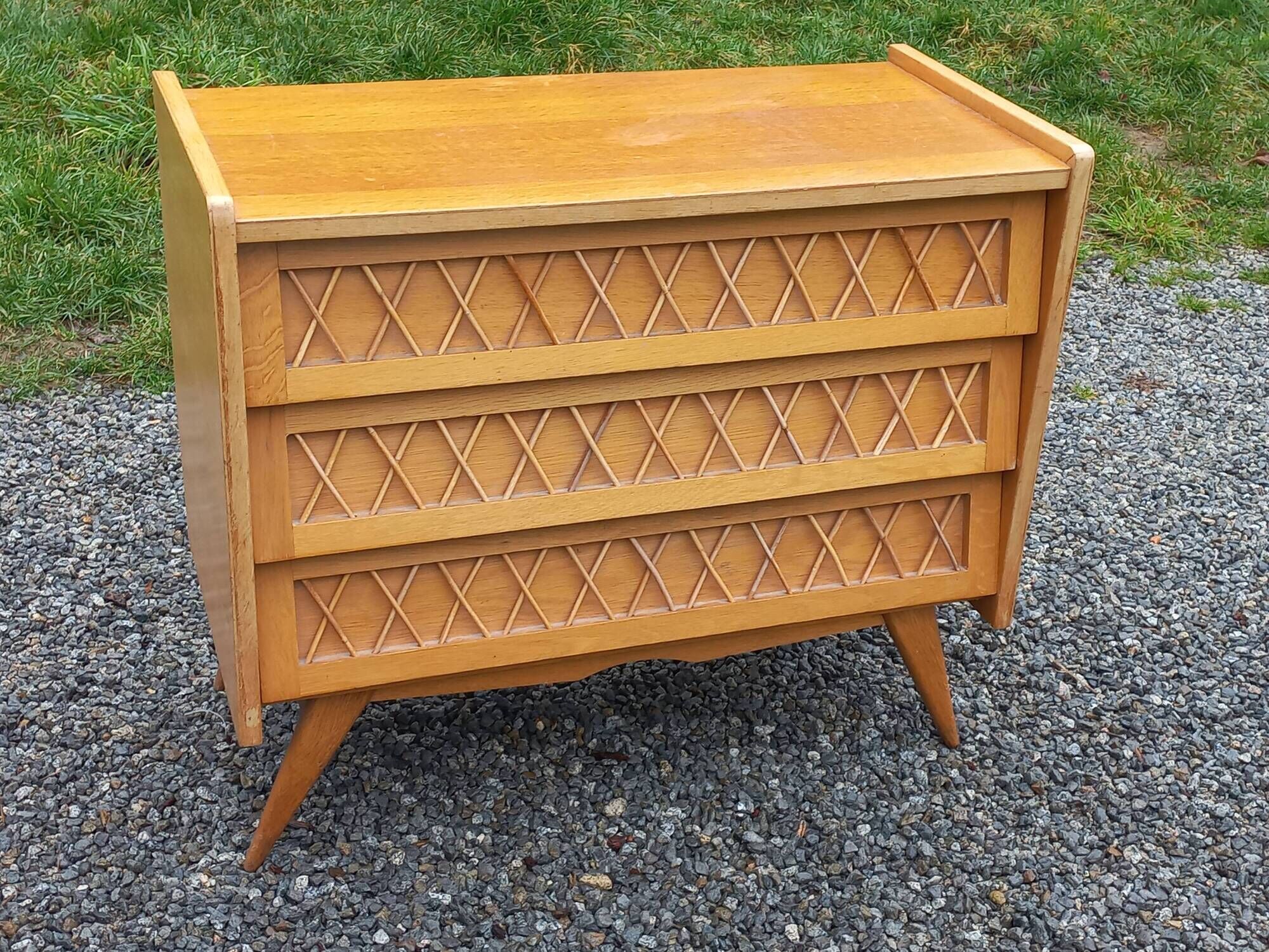 Vintage chest of drawers in light oak and rattan with tapered legs, 3 drawers from the 1950s.