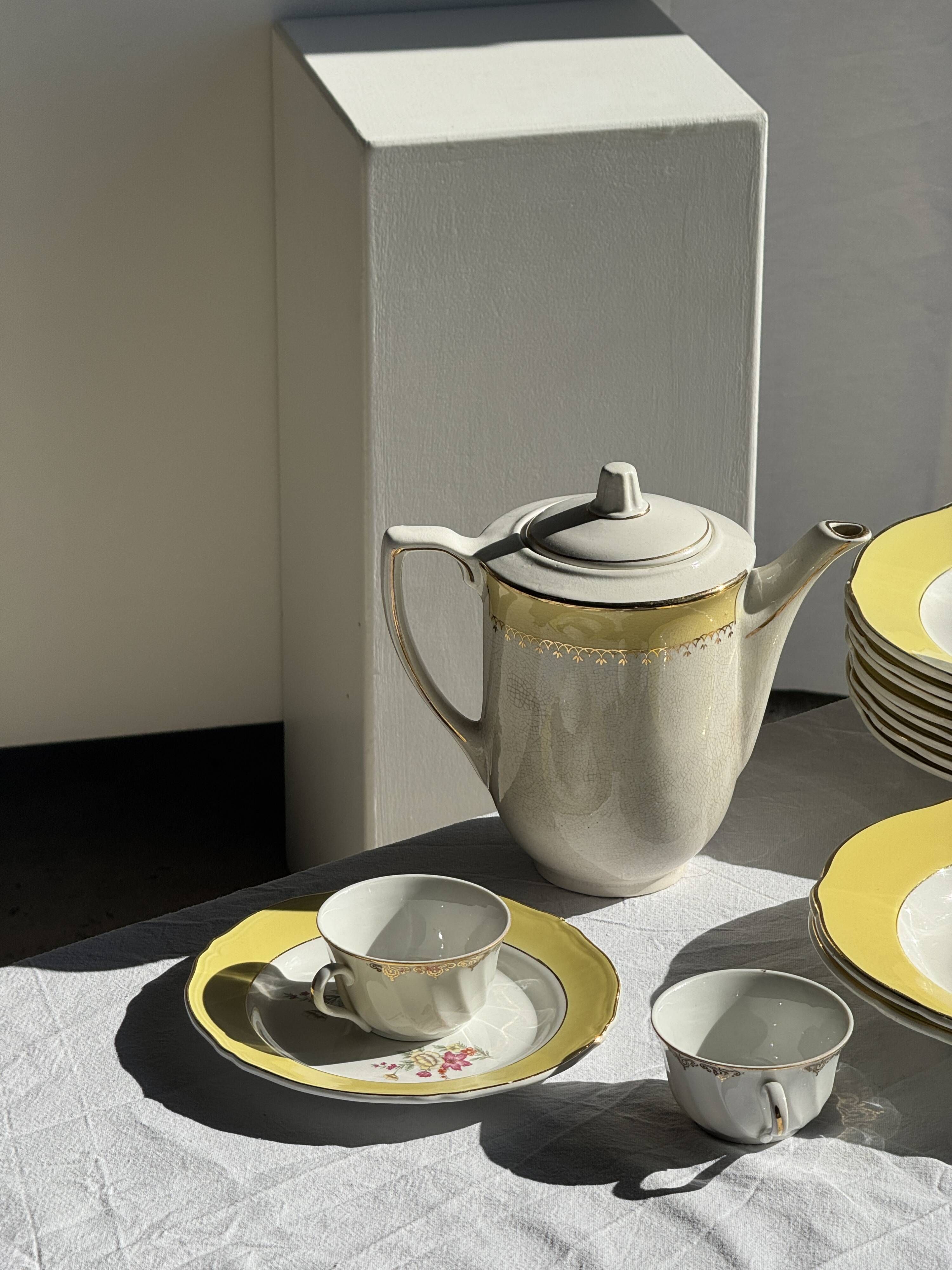 Théière en céramique l'Amandinoise à frise jaune et dorée H21