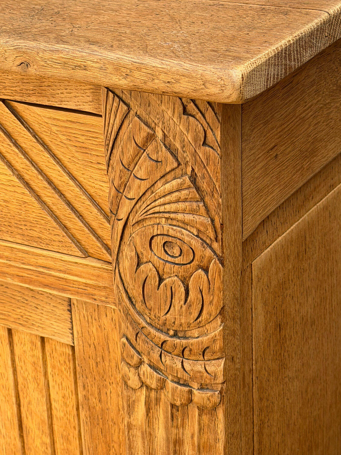 Art Deco buffet in raw and solid oak, 1935.