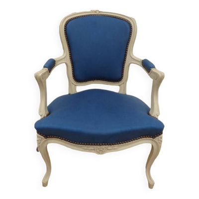 Fauteuil cabriolet en bois laqué garni de satin bleu style louis XV