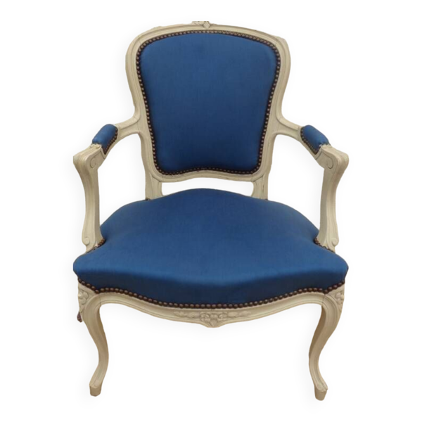 Fauteuil cabriolet en bois laqué garni de satin bleu style louis XV