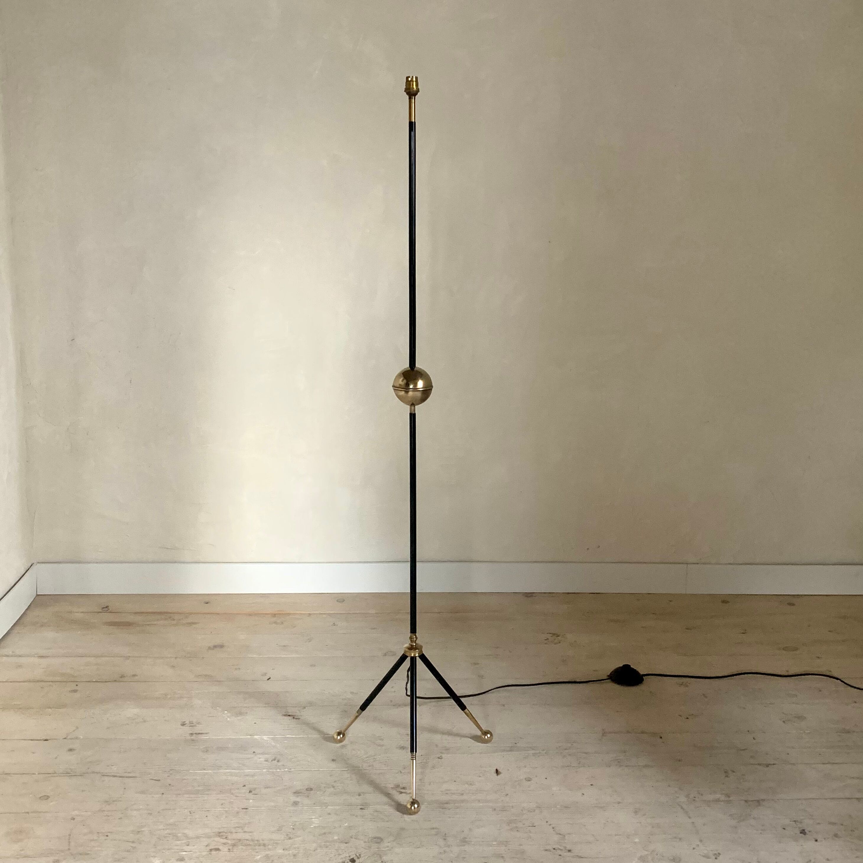 Lampadaire tripode vintage metal noir et boule laiton
