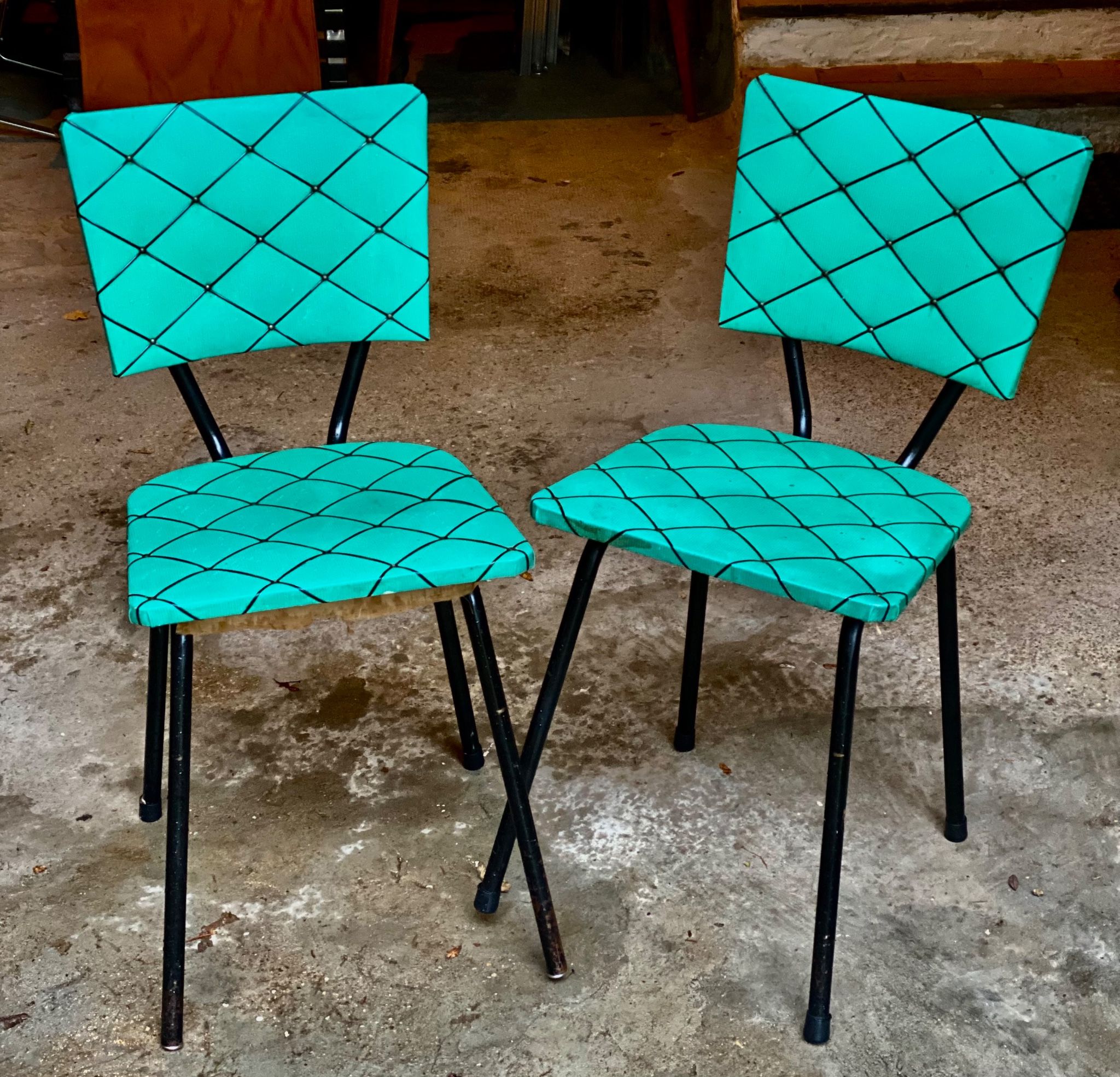 Paire de chaises métal et vinyle vert vintage 1950
