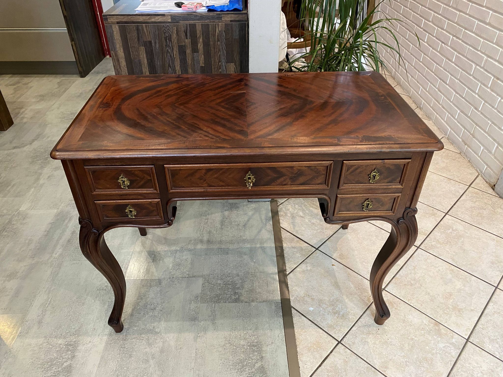 Louis XV style desk with 5 drawers and 2 shelves, late 19th century, 102x57cm