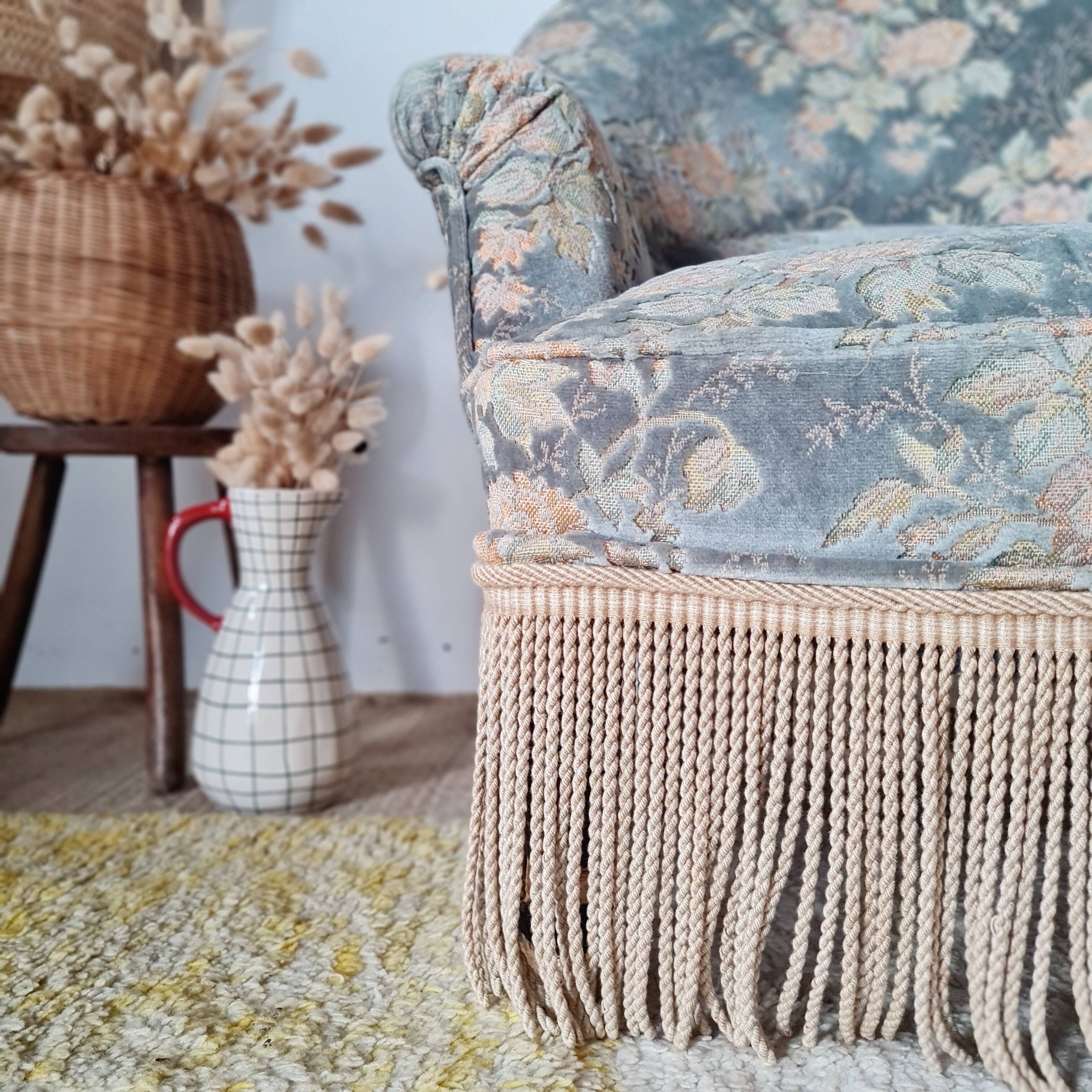 Fauteuil crapaud ancien velours fleuri avec franges