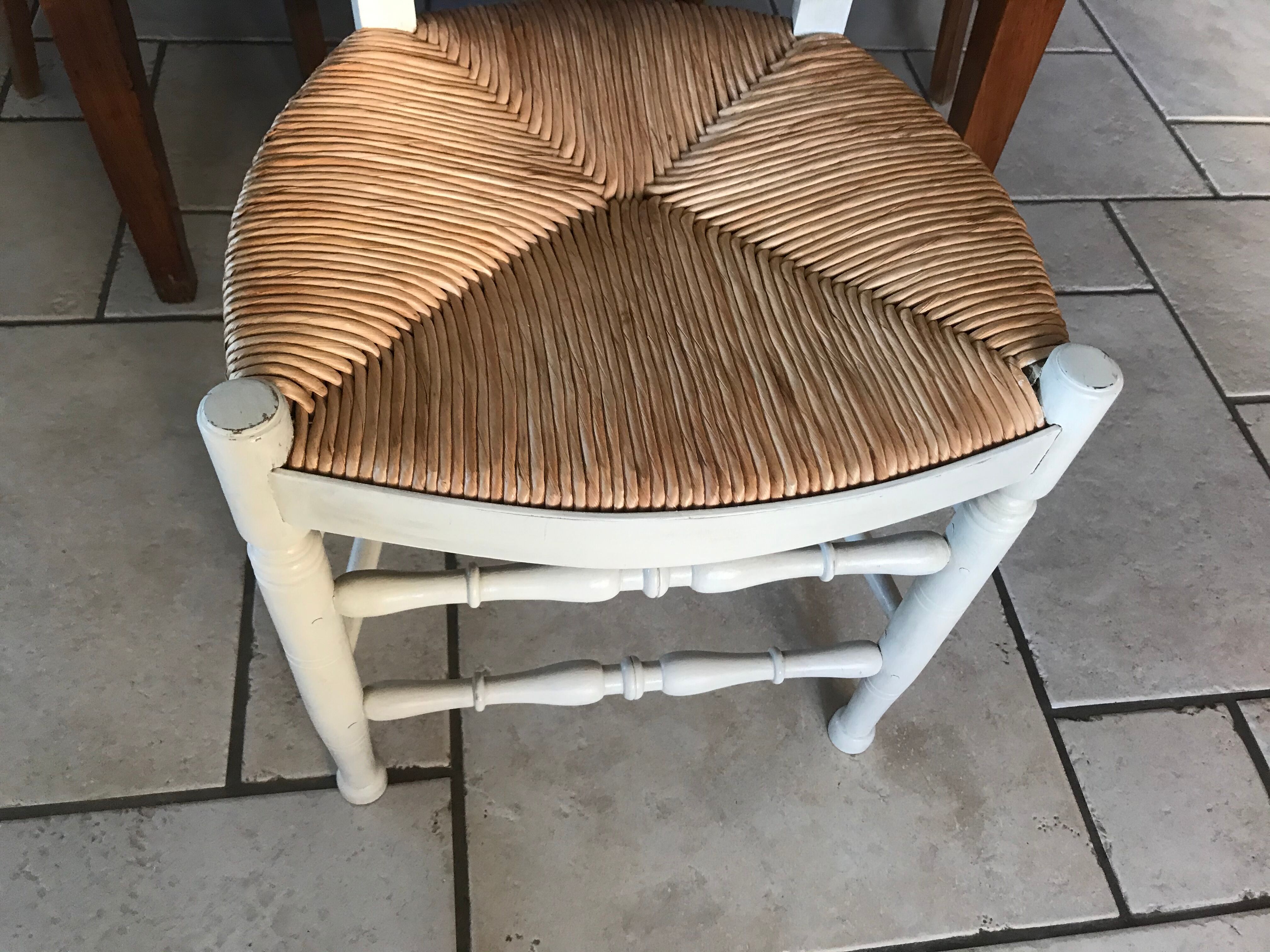 Lyre-backed mulched chair