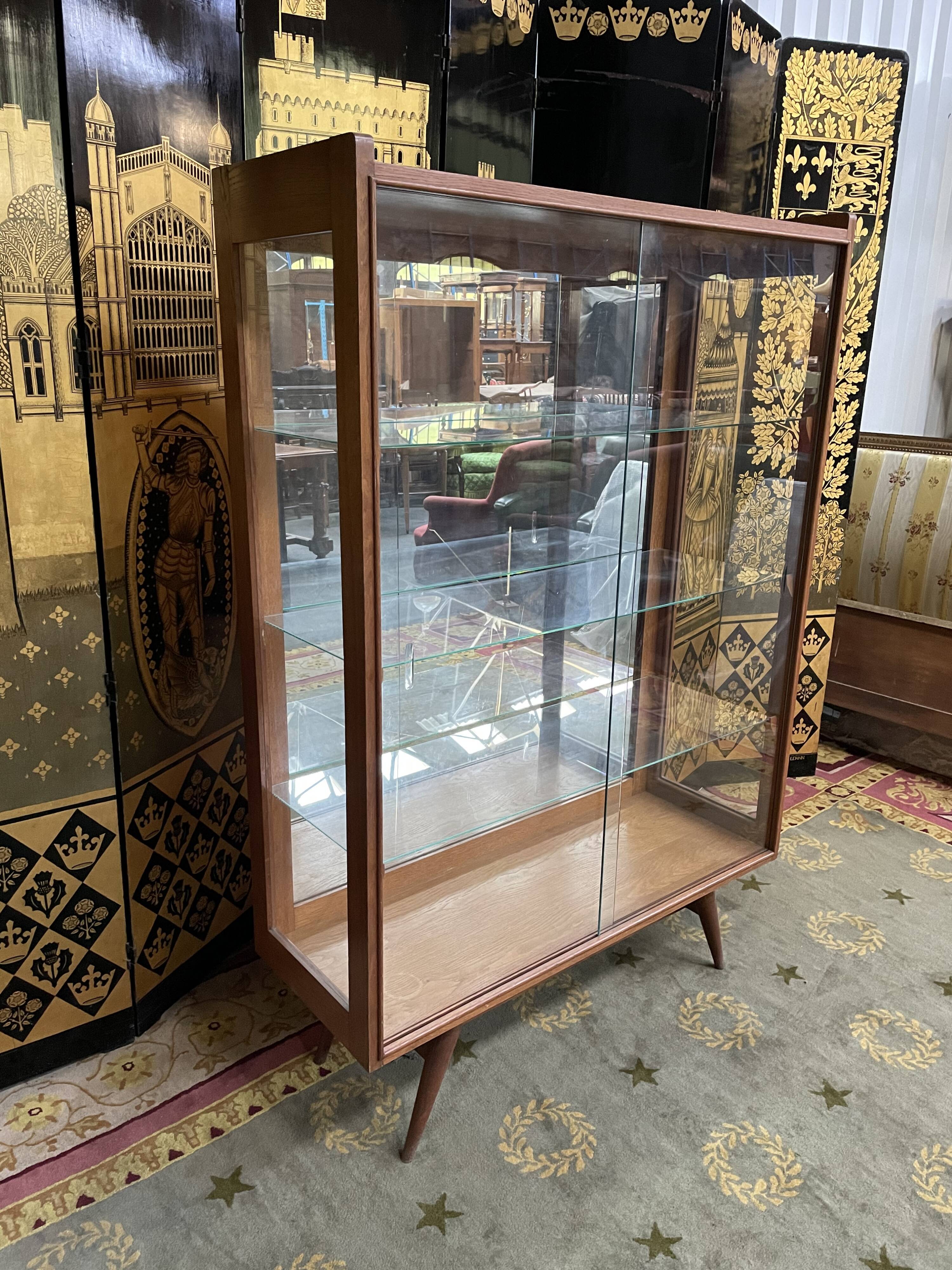 Vitrine scandinave en chêne 1960