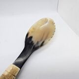 Set de couverts de service en corne de buffle et manche strié en os