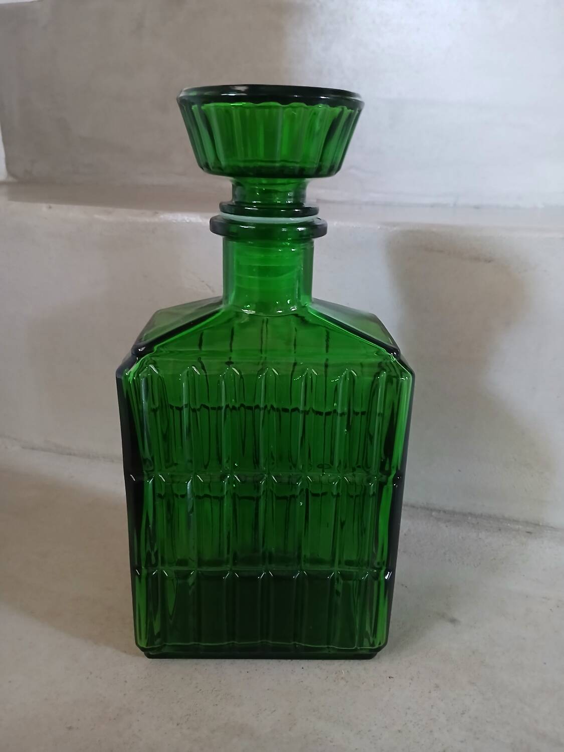 Carafe ancienne en verre pressé italien